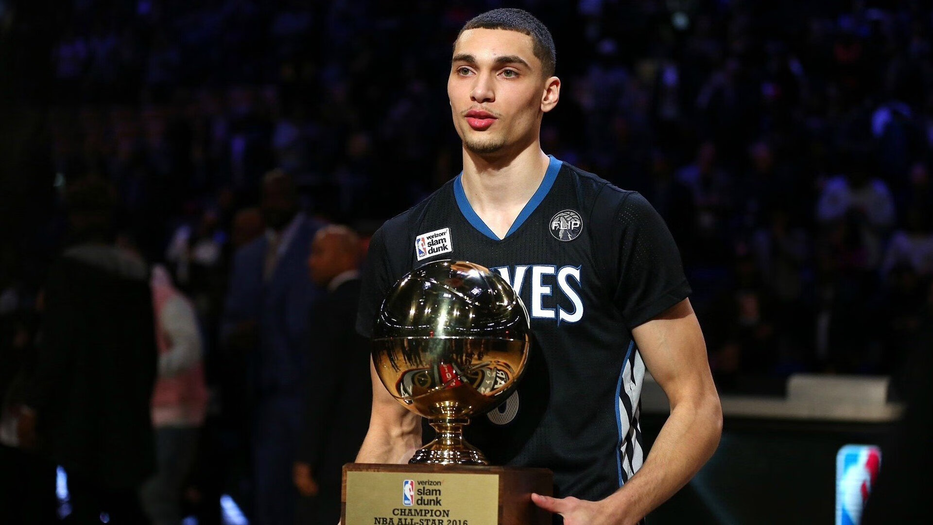 是否应增加数据裁判职位辅助主裁判判罚质量