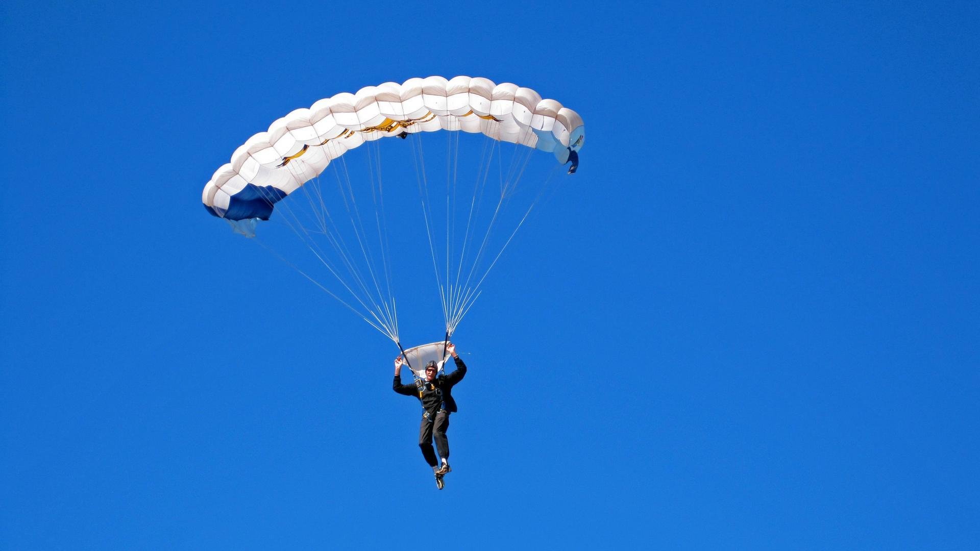 球队使用无人机记录训练战术部署，无人机打球